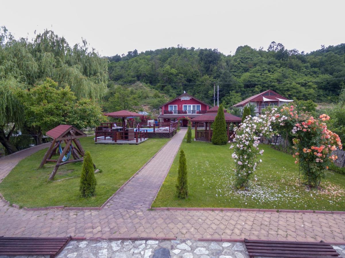 Villa Frans Si Cabanute Ieşelniţa Exterior foto